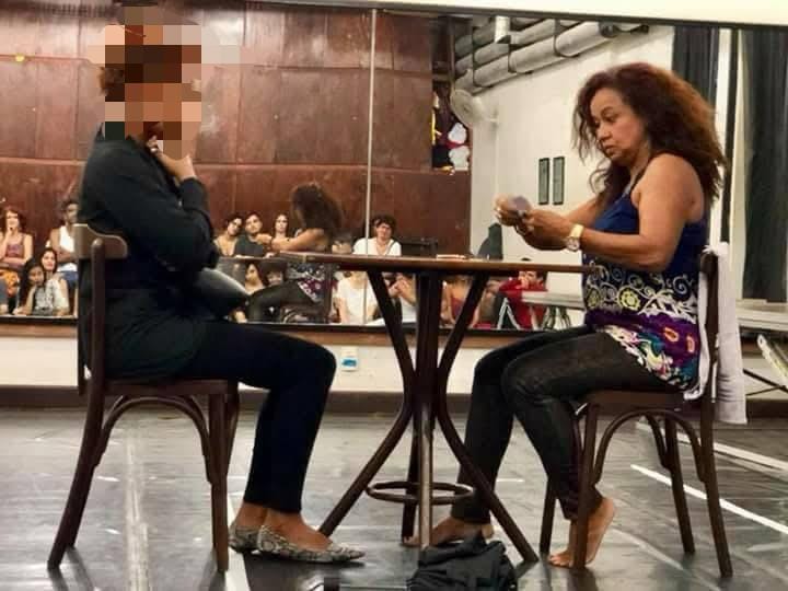Elielza sur scène lors d'une répétition de théâtre