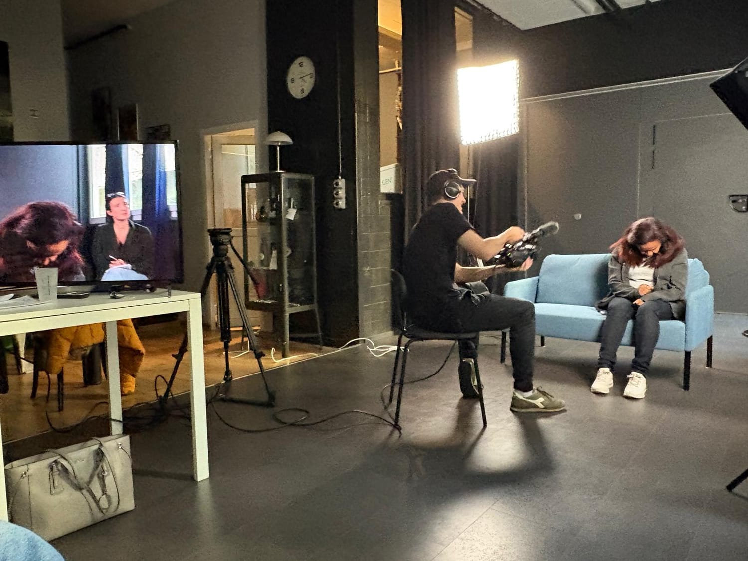 Tournage en studio, Elielza sur le canapé face caméra