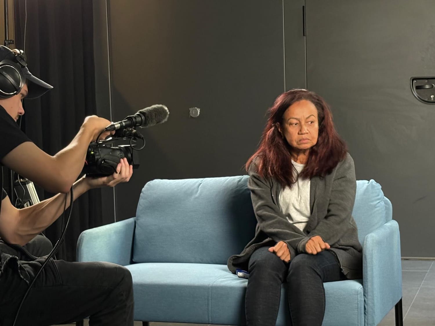 Elielza filmée par un caméraman en studio