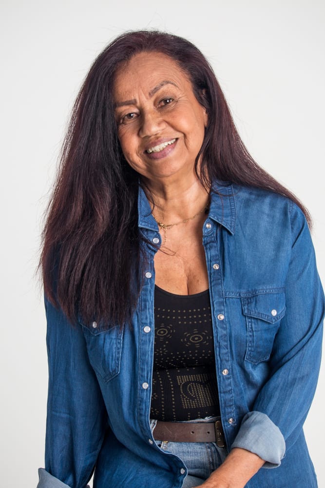Portrait d'Elielza en chemise en jean